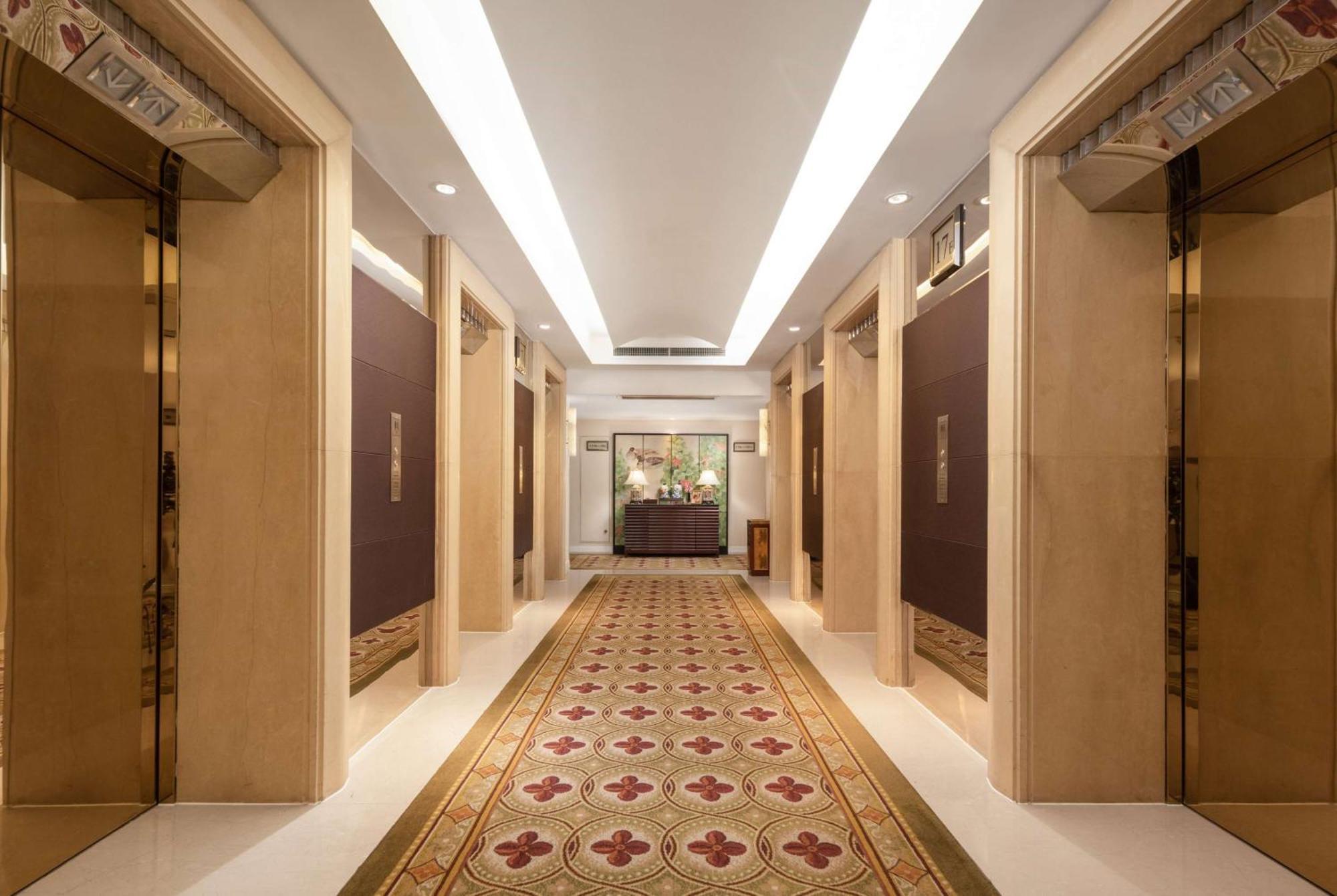 Ramada Plaza Optics Valley Hotel Ухань Экстерьер фото
