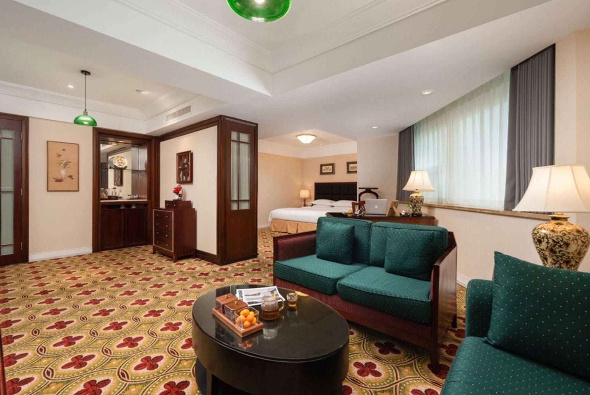 Ramada Plaza Optics Valley Hotel Ухань Экстерьер фото