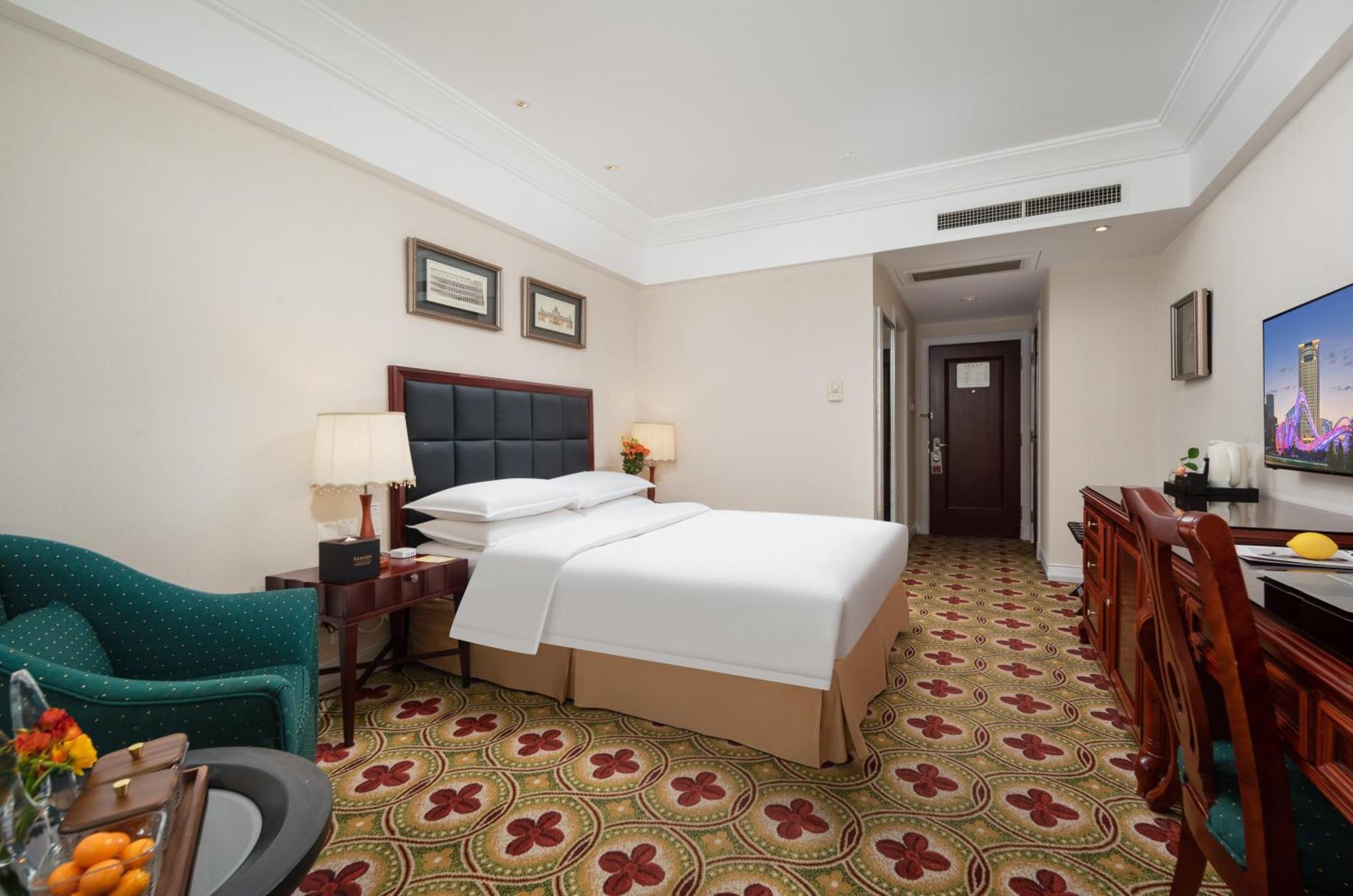 Ramada Plaza Optics Valley Hotel Ухань Экстерьер фото
