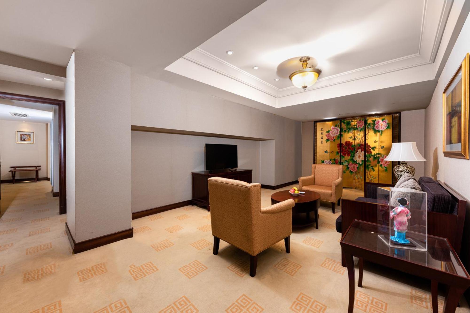Ramada Plaza Optics Valley Hotel Ухань Экстерьер фото