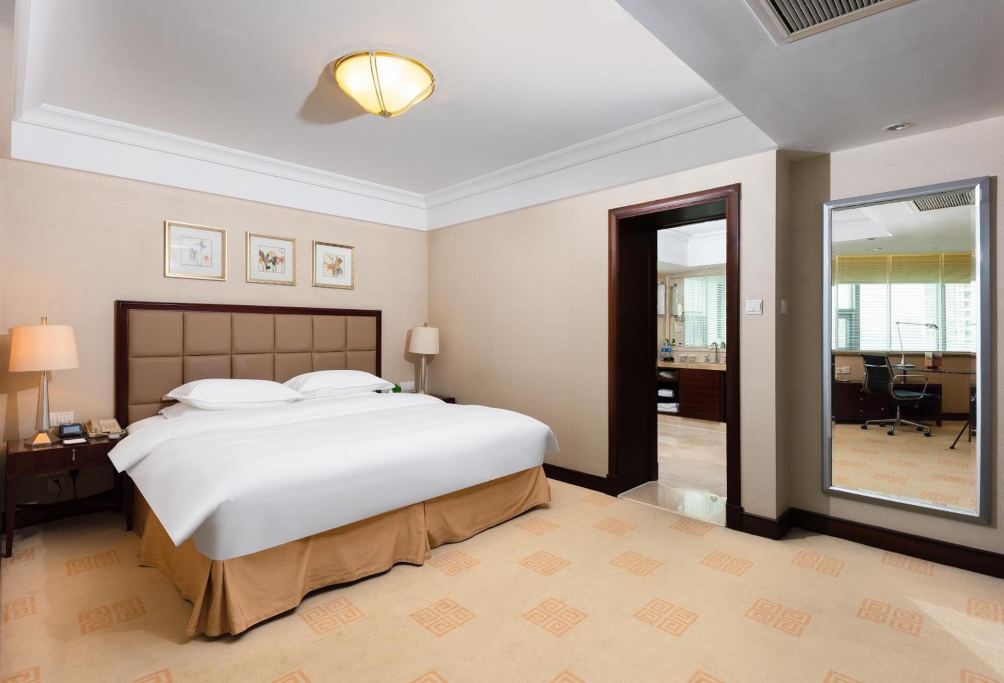 Ramada Plaza Optics Valley Hotel Ухань Экстерьер фото