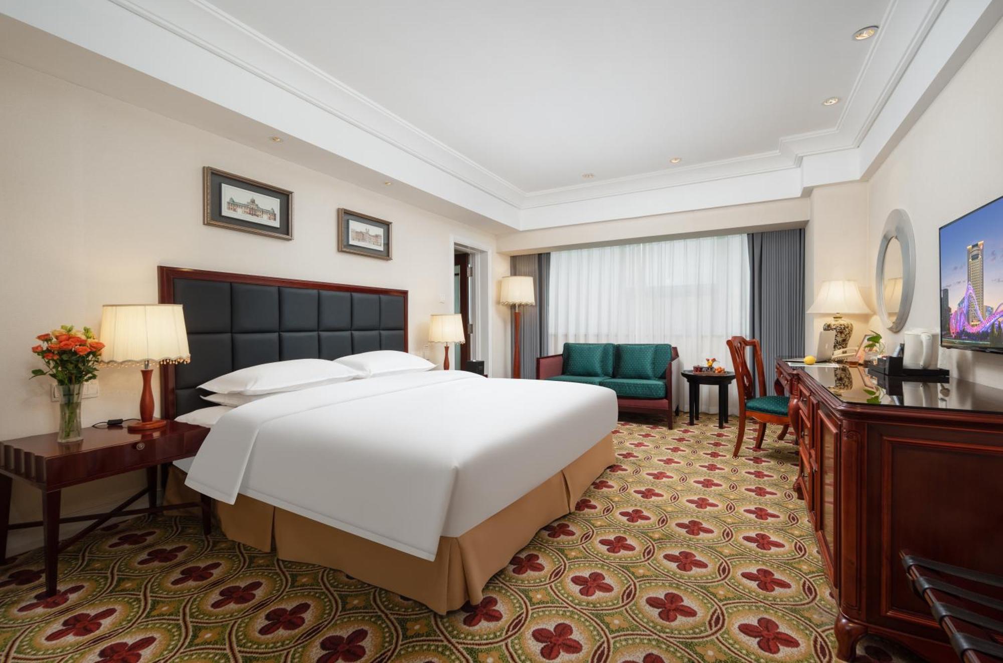 Ramada Plaza Optics Valley Hotel Ухань Экстерьер фото