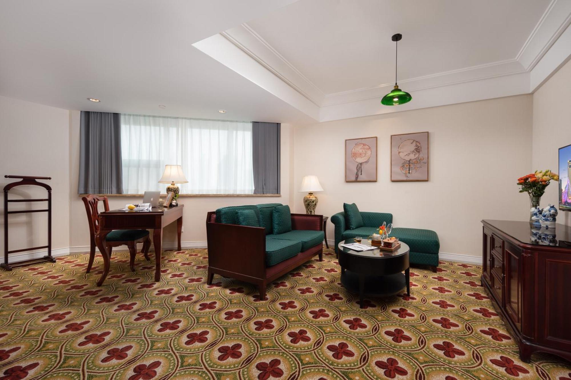 Ramada Plaza Optics Valley Hotel Ухань Экстерьер фото